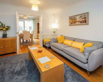 Baker's Bun - Sleeps 7 - Spacious Home - Parking & Garden - Bradley Stoke Bristol - Bradley Stoke - Sala de estar