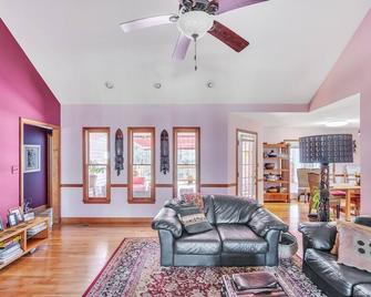 Rustic Elegance- Farmhouse Retreat in Covington farmhouse - Covington - Living room