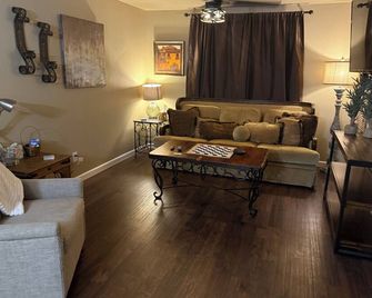 Welcoming 2-bedroom house with HVAC in Clarendon with large lot and court yard - Clarendon - Sala de estar