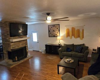 Cozy Pet-Friendly 3-Bed Home w/ Fenced Backyard / Work Desk / & Gas Grill! - Pearland - Olohuone