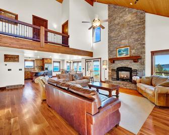 Lazy Fade Lodge 1/2 Mile from Bear Lake Marina, Harbor Village Amenities - Garden City - Living room