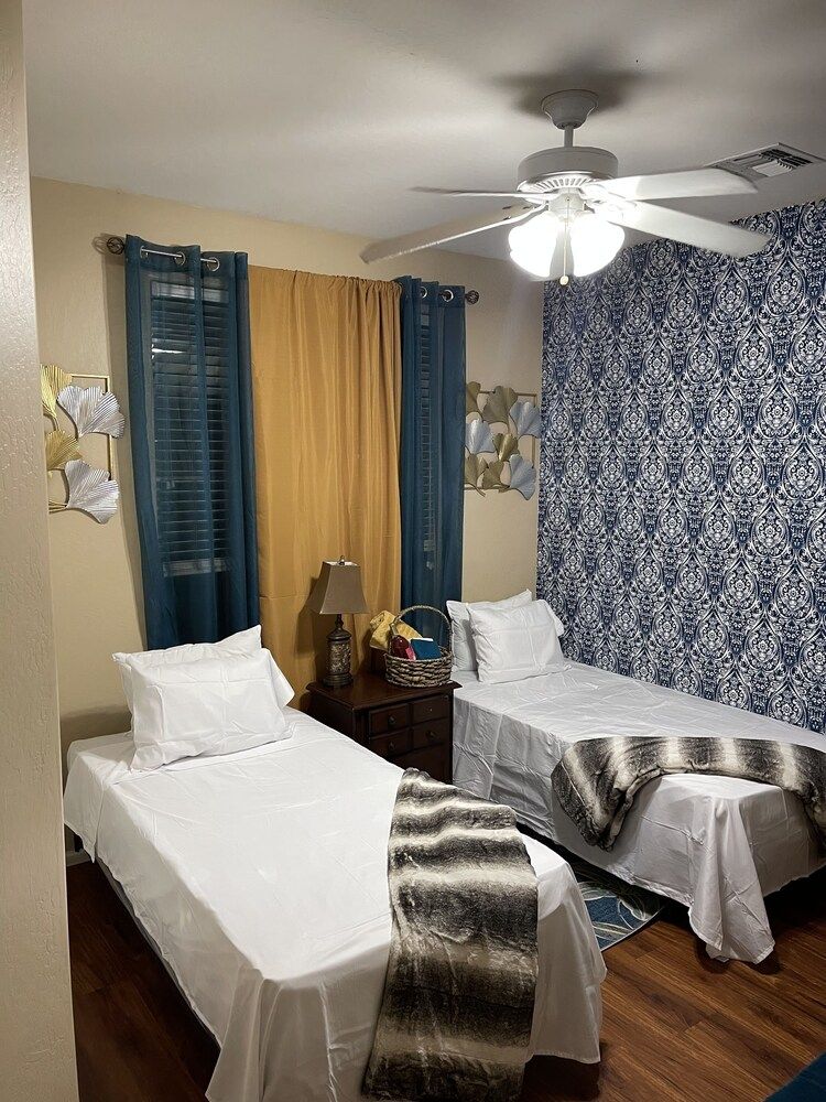 Lovely bedroom beautifully decorated with a smart tv . - פיניקס - חדר שינה