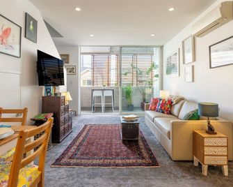 Elegant Apartment, Heart of Newtown with Secure Parking - סידני - סלון