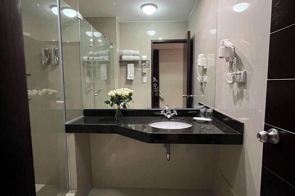 Bathroom view of Hotel El Tambo 2