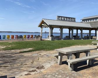 Private Waterfront Cottage with dock! Beautiful view! Private dock. - Clayton - Patio