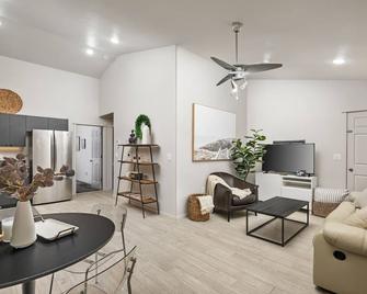 Prime Location, Pet Friendly, Single Level, New Decor and Furnishing, 10 Min to PDX and Vancouver - Vancouver - Sala de estar