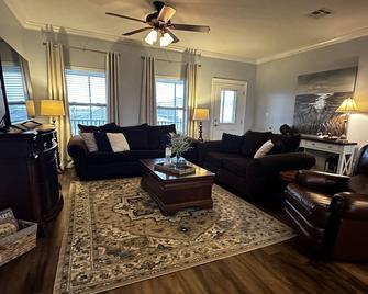 Angler Sunrise..Luxury House on water - Hackberry - Living room