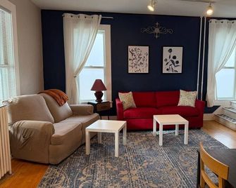 Charming 2-bedroom house in Hayward just steps from Main Street! - Hayward - Living room