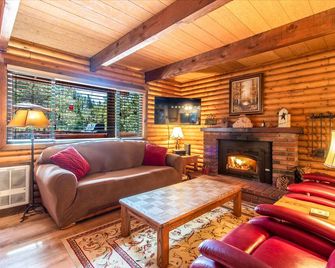 Romantic Log Cabin ~ Quiet, Clean, Cozy ~walk To Trails, 3 Min To Town! - Idyllwild - Living room