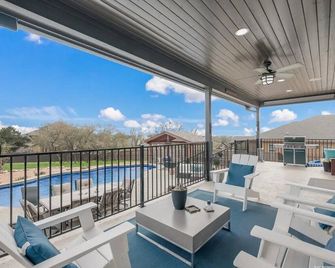 Launch Pad- A Birdy Vacation Rental - Helotes - Balcón