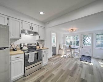 Bright and Airy Liberty Lake Abode with Backyard! - Liberty Lake - Kitchen