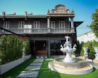 The O-Zone Airport Inn - Racha Thewa - Budynek