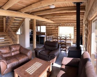 Field of Dreams, the brand new log cabin retreat w/ spectacular mountains views! - Golden - Living room