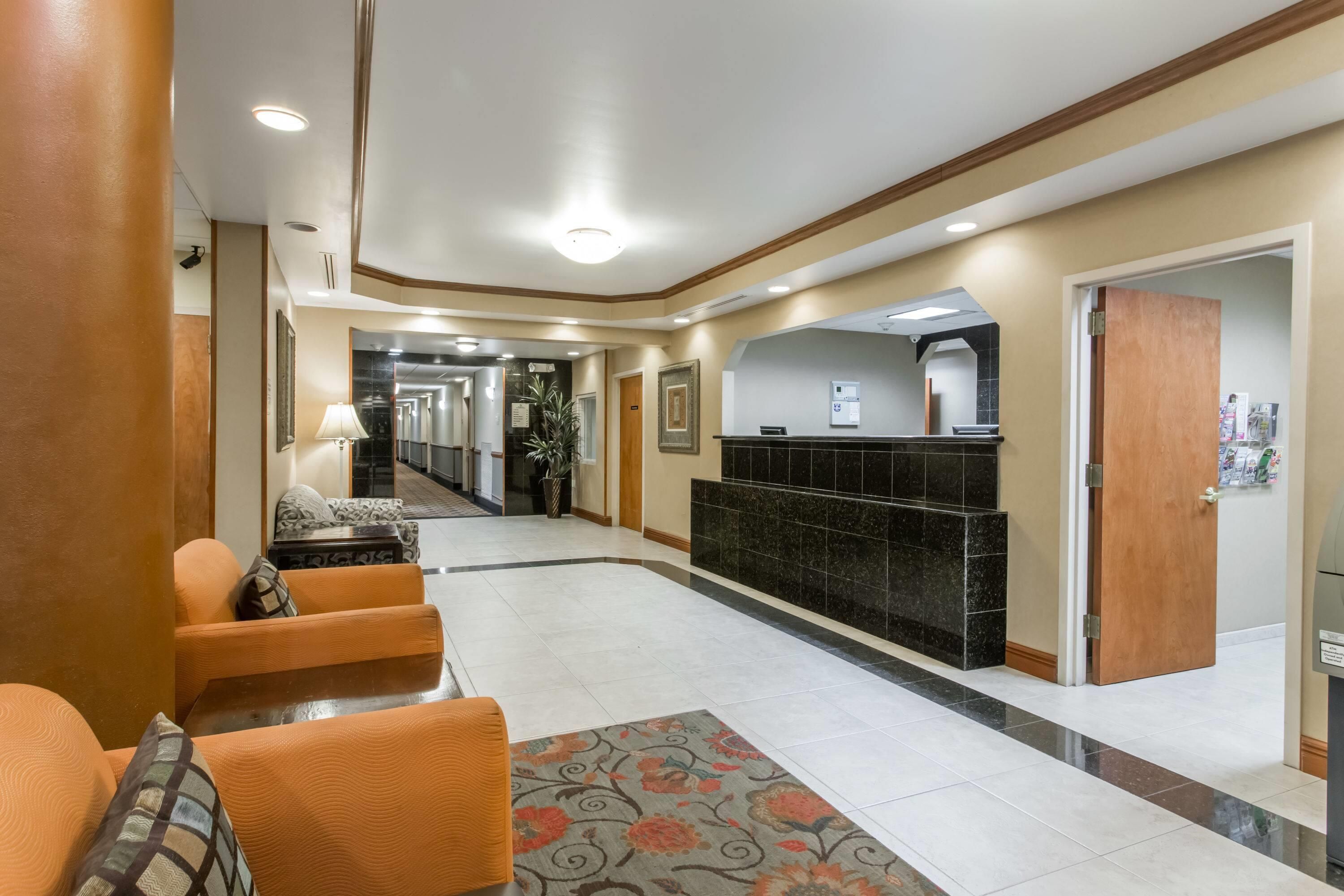 Days Inn & Suites by Wyndham Fort Pierce I-95 - Fort Pierce - Lobby