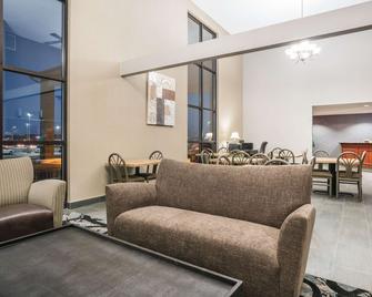 Days Inn & Suites by Wyndham Wausau - Wausau - Sala de estar