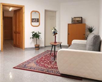 Cozy Apartment In The House Sophia With 1 Bedroom - Oberperfuss - Sala de estar