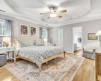 One-Level 3br, Yard & Firepit - Spring Hill - Bedroom