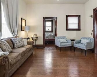 Spacious 4-bedroom Victorian home, sleeps up to 14, for Family or Bridal Getaway - Oregon City - Living room