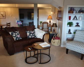 Full Terrace Apt. near Universities, Mountains, Lakes, D-Day Memorial, LU - Goode - Sala de estar