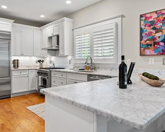 402 House in Heart Historic Old Town, Walk to King St, Water, Shops, Metro & DMV - Alexandria - Kök