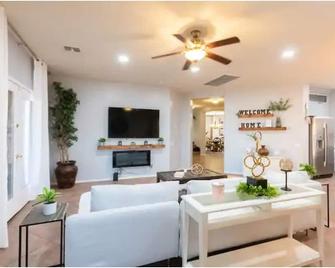 heated Private pool 5bd 3 ba 3 garage Laveen - Phoenix - Living room
