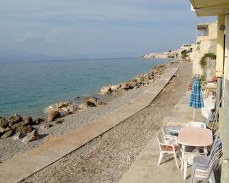 House next to the beach. - Derveni - Playa