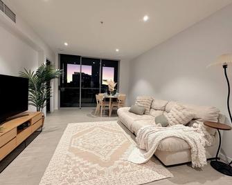 Boho retreat near The Gabba with stunning views - Brisbane - Living room