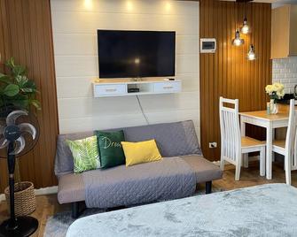 Amani 729, 3 Minutes To Airport,with Gym & Pool,100mbps Wifi,free Netflix - Lapu-Lapu City - Living room