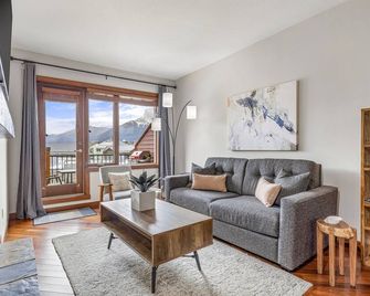 Alluring Mountain View Condo - Right In The Heart Of Downtown - managed by Little Sister Getaways - Canmore - Living room