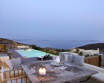 Diles & Rinies - Agios Fokas - Piscina