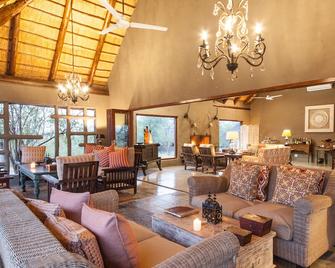 Little Garonga - Mica - Lounge