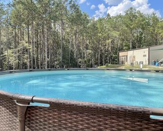 Cozy 1-bedroom cabin in beautiful Jasper with AC for relaxing stays - Jasper - Pool