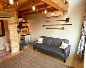 #3 Zion Tiny Home-Grand Ranch-Mini Animal Farm-One of a Kind Farm Stay - Kanarraville - Living room