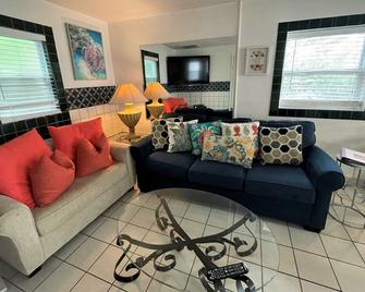 The Beachy Bungalow Is Rolling Back It's Prices, Book Now!!! - Clearwater - Living room