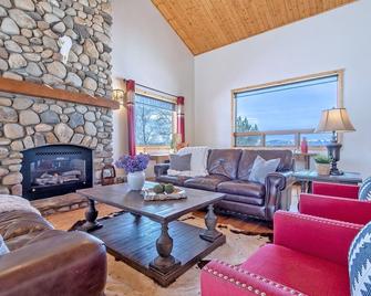 Equipped family-sized ski chalet in Driggs, ID a short drive to Grand Targhee. - Driggs - Obývací pokoj