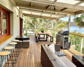 Exclusive Lake Frontage at Pete's Hideaway Bonnie Doon Beach House @ Lake Eildon - Bonnie Doon - Patio