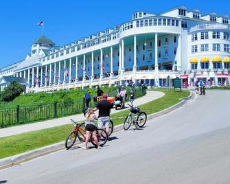 Lake Michigan Beachfront Home~Near Mackinac Ferry - Saint Ignace - Building