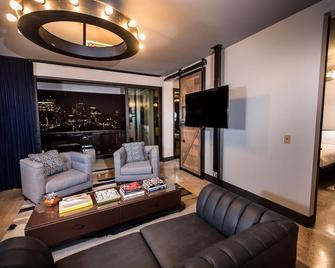 Found Re Phoenix - פיניקס - סלון