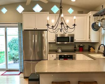 Spacious Lk Harriet 2BR, great walking neighborhood yet min to downtown and MOA - 明尼阿波利斯 - 廚房