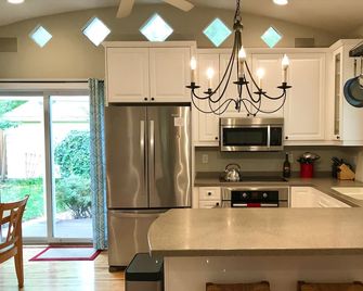 Spacious Lk Harriet 2BR, great walking neighborhood yet min to downtown and MOA - Mineápolis - Cocina