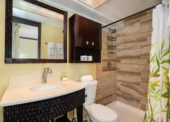 Popular self-contained Apartment in Waikiki Sleeps 2-3 guests. - Honolulu - Bathroom