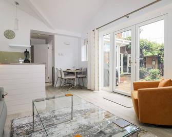 Swallow Lodge - Lymington - Living room