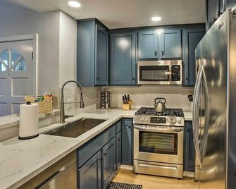 Cozy-Chic Condo Walk to Beach and Park! - Dana Point - Kitchen