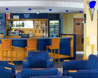 Holiday Inn Express Bradford City Centre By IHG - Bradford - Bar