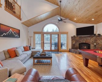 5 Mins to Ski Resort Ping Pong, Pool Table, Deck Donner Ridge by Avantstay - Truckee - Living room