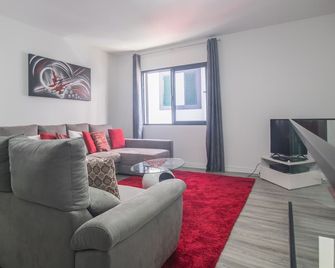 Grannies House - Machico - Wohnzimmer