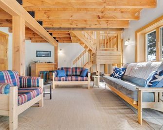 Idle Ours Cottage: Waterfront in Maine - West Bath - Living room