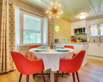 Lustron of the Lakes: Retro MCM Gem in Tangletown - Minneapolis - Dining room