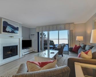 Walk-Out to Lake Charlevoix | Private Beach & Balcony | Downtown Boyne City | - Boyne City - Living room