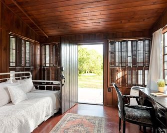 Cole Springs Historic Cottage - Buda - Wohnzimmer